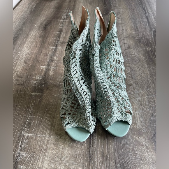 Heel - Picture 5 of 5